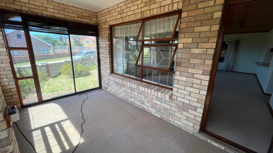3 Bedroom Property for Sale in Wavecrest Eastern Cape